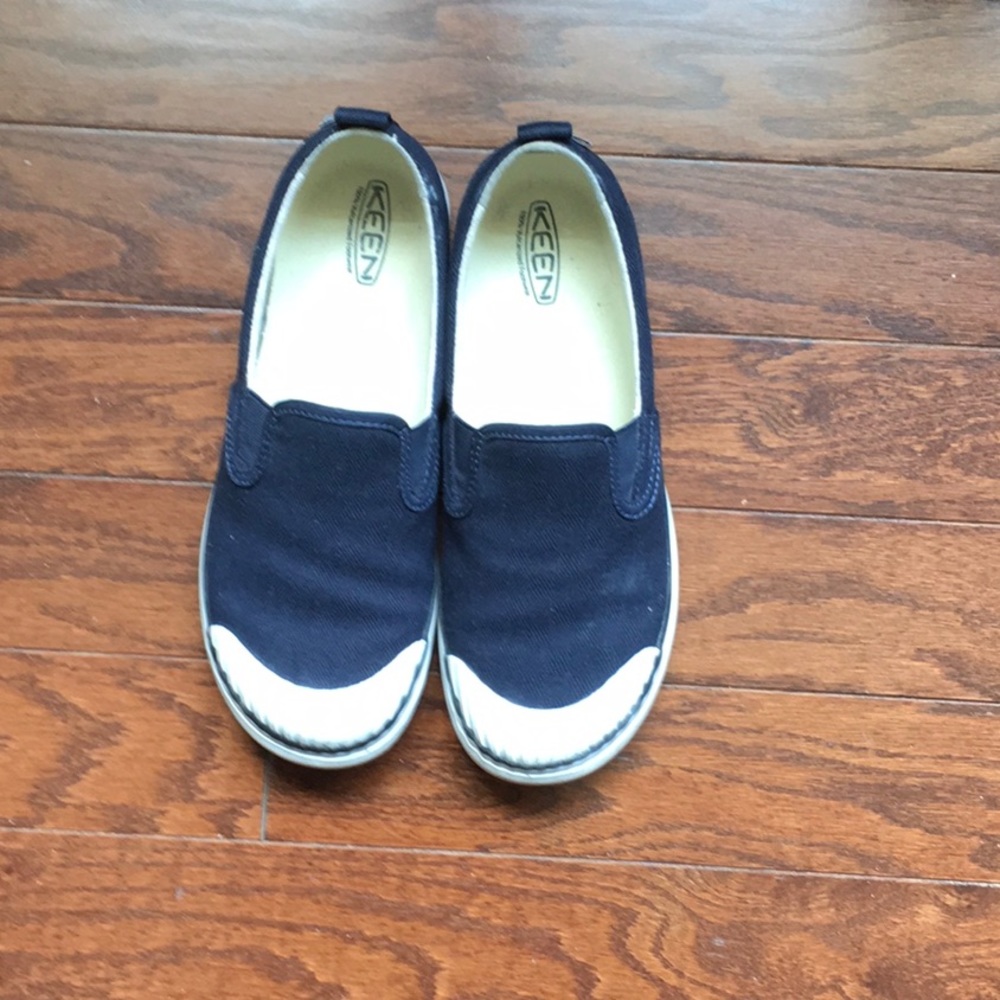 Keen canvas slip on’s